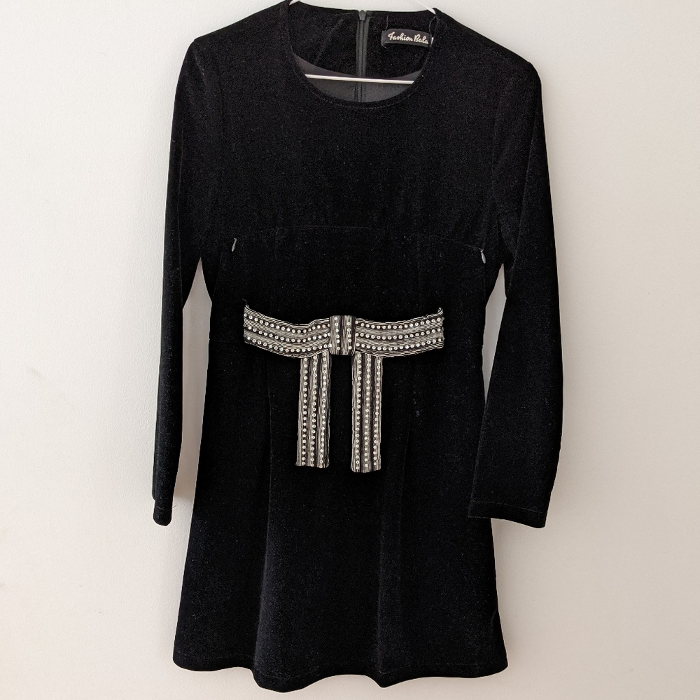 Breastfeeding mom's black velvet dress with bow